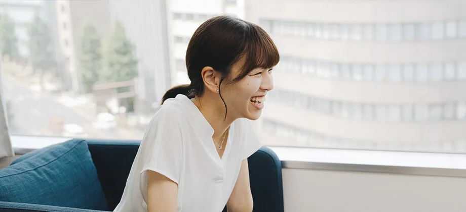 鈴木小百合さんが笑顔で話している様子